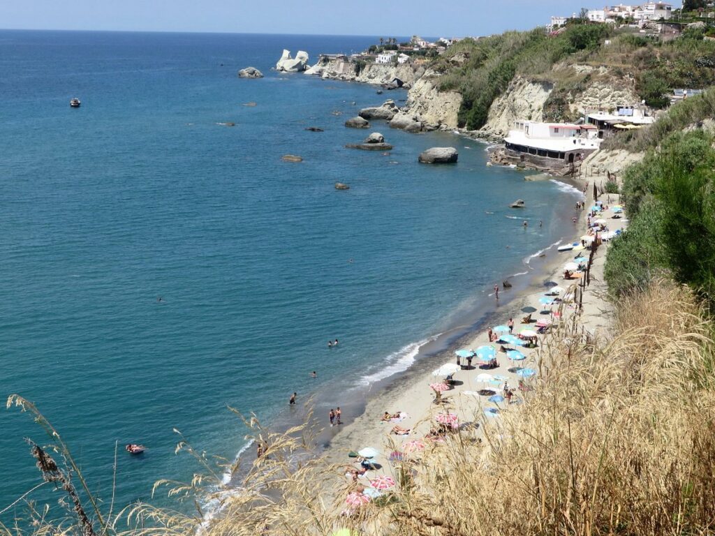 la-spiaggia-di-cava-dell-isola-ischia